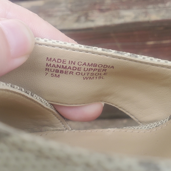 Michael Kors Wedge Sandals. - Picture 9 of 11